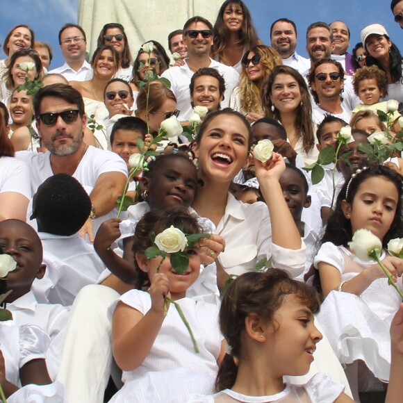 Bruna Marquezine e outros famosos participam do Ato Pela Paz, evento que marca seis anos da guerra na Síria, no Cristo Redentor, no Rio de Janeiro, na manhã desta quarta-feira, 15, março de 2017