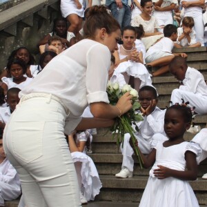 Bruna Marquezine distribui flores para crianças refugiadas no Ato Pela Paz