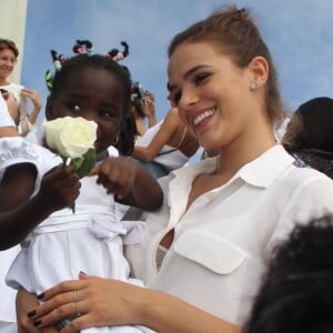 Bruna Marquezine posa com criança refugiada em evento no Cristo Redentor, no Alto da Boa Vista, nesta quarta-feira, 15 de março de 2017