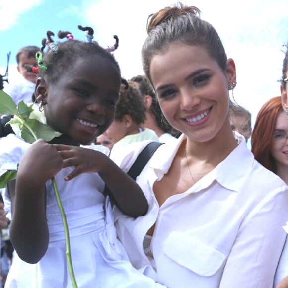 Bruna Marquezine reafirma sonho de adotar um refugiado: 'Sempre tive vontade de adotar uma criança'