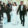 Kim Kardashian usou vestido Givenchy especialmente desenhado por Ricardo Tisci, diretor criativo da marca e grande amigo do casal. Kanye West e a filha do casal, North, também usaram a grife