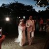 Bia Antony, ex-mulher de Ronaldo, se casou com Marcelo Ciampolini em agosto em pequeno povoado de Caraíva, no sul da Bahia. A noiva apostou num vestido branco, com ombros de fora, véu longo e um arranjo de flores na cabeça