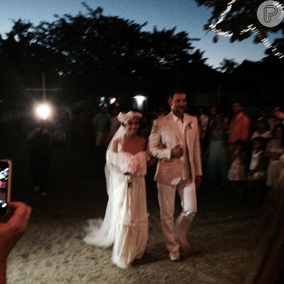 Bia Antony, ex-mulher de Ronaldo, se casou com Marcelo Ciampolini em agosto em pequeno povoado de Caraíva, no sul da Bahia. A noiva apostou num vestido branco, com ombros de fora, véu longo e um arranjo de flores na cabeça