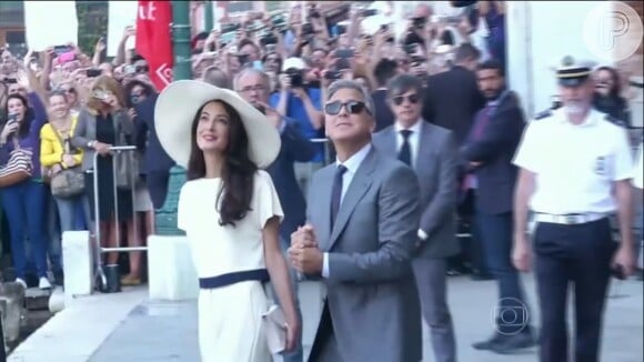 George Clooney se casou com a advogada Amal Alamundin em setembro de 2014, em Veneza, na Itália. Para a cerimônia no civil, a noiva usou um look elegante Stella McCartney