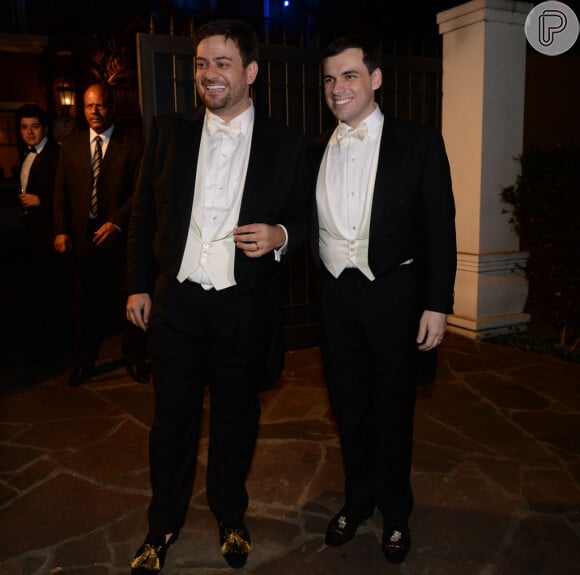 O colunista Bruno Astuto e Sandro Barros se casaram em outubro deste ano. Além de estarem superelegantes, eles usaram sapatos Loubotin exclusivos 
