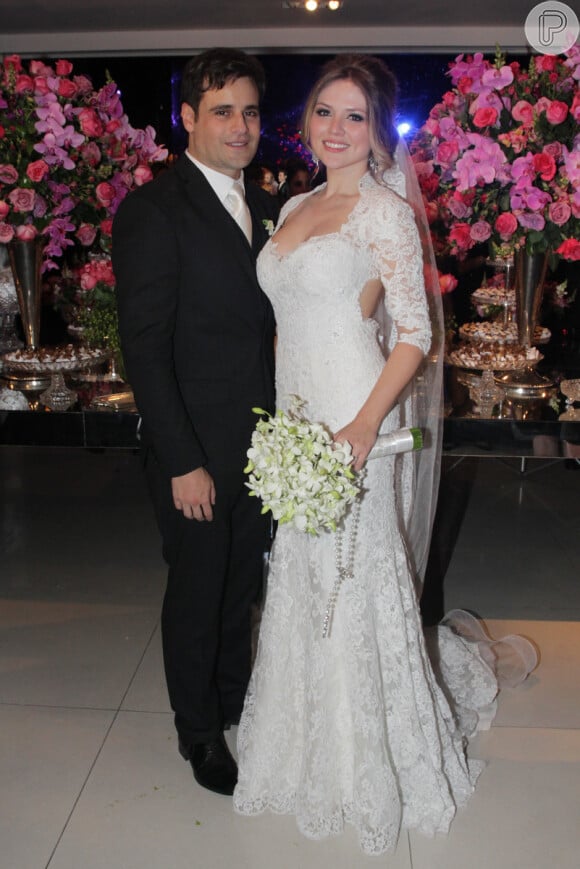 Gabriela Baptista se casou com um vestido da estilista Lethicia Bronstein