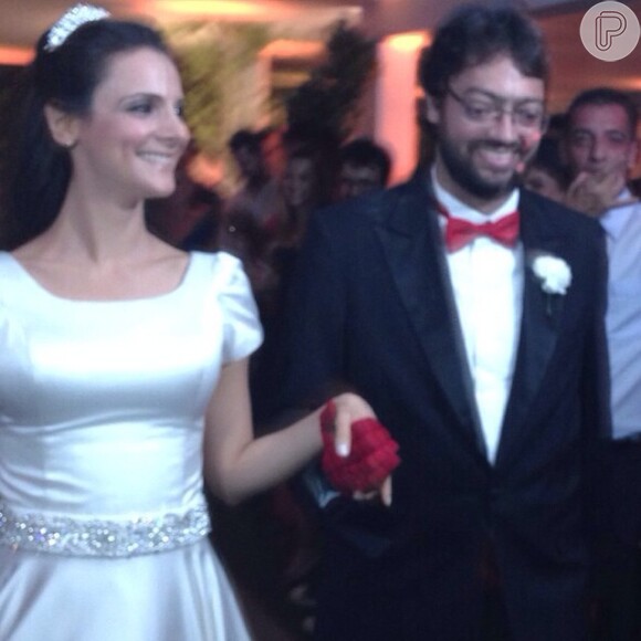 Fernando Caruso, humorista que integra o elenco do programa 'Vai que Cola', do Multishow, se casou com Mariana cabral em novembro de 2014