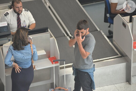 Bruno Gissoni desembarcou com Yanna Lavigne no Aeroporto Santos Dumont nesta quarta-feira, 15 de março de 2017
