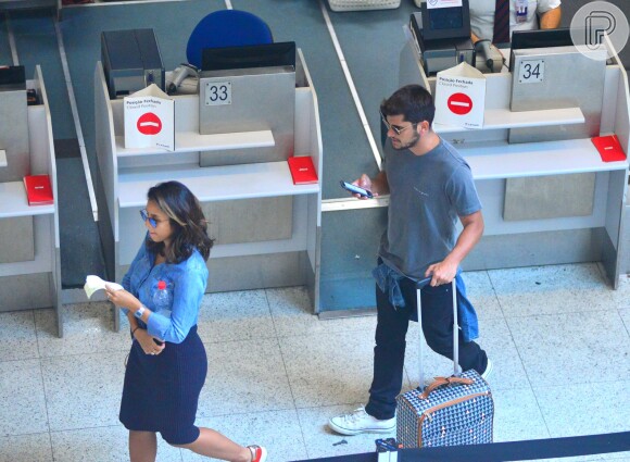 Yanna Lavigne e Bruno Gissoni foram fotografados no Aeroporto Santos Dumont, no Rio de Janeiro, nesta quarta-feira, 15 de março de 2017