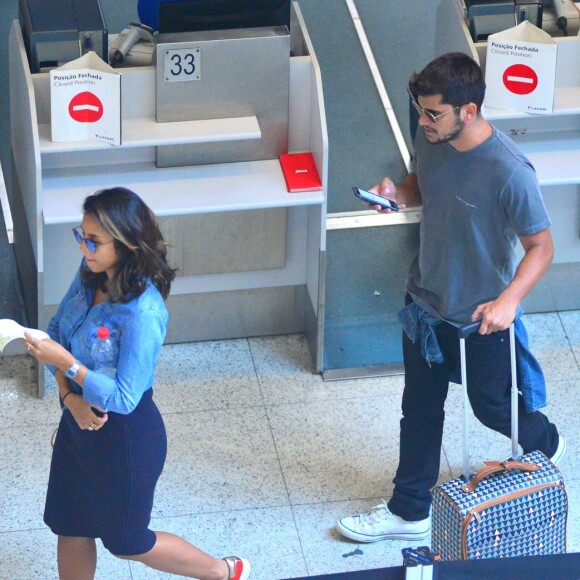 Yanna Lavigne e Bruno Gissoni foram fotografados no Aeroporto Santos Dumont, no Rio de Janeiro, nesta quarta-feira, 15 de março de 2017