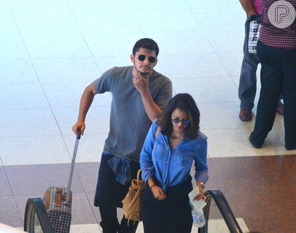 Yanna Lavigne e o ex Bruno Gissoni foram clicados juntos no Aeroporto Santos Dumont, no Rio de Janeiro, nesta quarta-feira, 15 de março de 2017