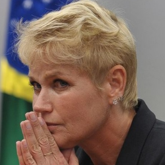 Xuxa Meneghel pediu aos seus fãs e seguidores para que orem por seu pai