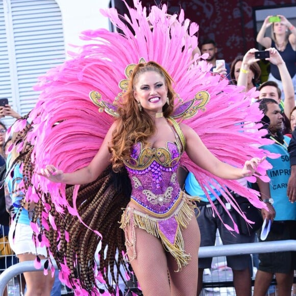 Ellen Roche desfilou pela escola de samba paulista Rosas de Ouro no Carnaval 2017