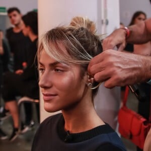 Giovanna Ewbank foi fotografada nos bastidores do SPFW nesta quarta-feira, 15 de março de 2017