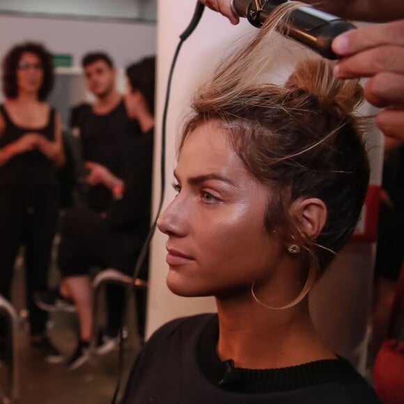 Giovanna Ewbank foi clicada nos bastidores do SPFW nesta quarta-feira, 15 de março de 2017