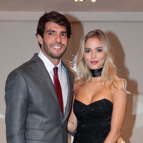 Kaká e a modelo e atriz Carolina Dias ficaram noivos em Nova York, conta o colunista Leo Dias, do jornal 'O Dia', nesta quinta-feira, 16 de março de 2017
