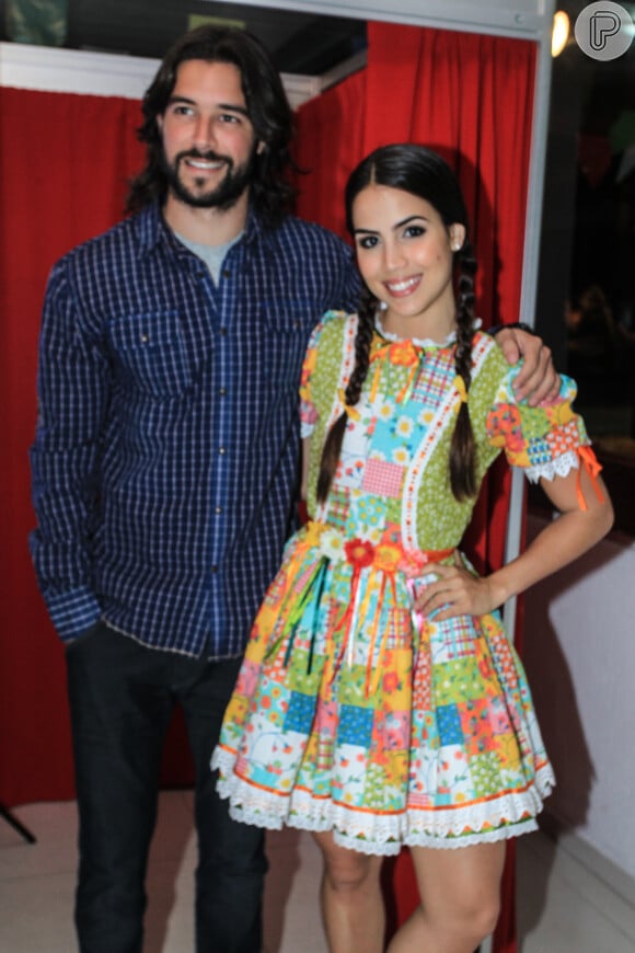 Pérola Faria e Bernardo Velasco foram juntos à festa junina que reuniu os elencos das novelas 'Os Dez Mandamentos' e 'A Terra Prometida'