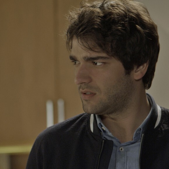 Tiago (Humberto Carrão) se irrita com Marina (Alice Wegmann), na novela 'A Lei do Amor': 'Pode parar por aí!'