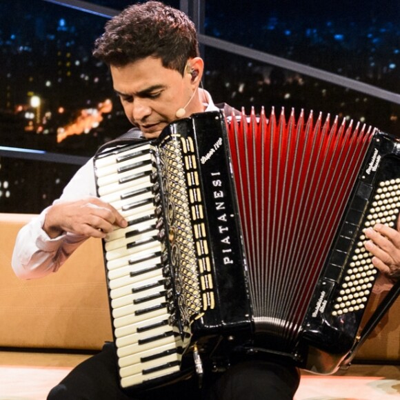 'Doei uma casa a uma dupla de crianças no Programa Raul Gil. Dei uma sanfona que custou R$ 16 mil reais a um menino Argentino', acrescentou Zezé Di Camargo