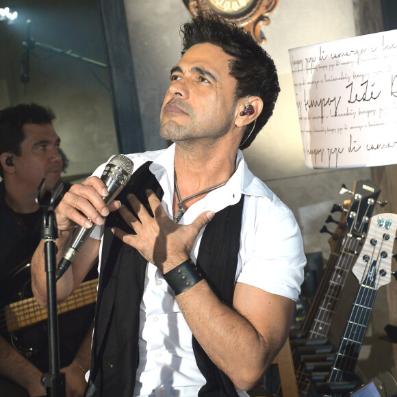 Zezé Di Camargo rebate crítica por dar celular antigo à namorada: 'Doei 24 casas'