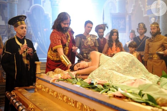 Após o assassinato, o corpo de Kassaia (Pérola Faria) é velado no palácio, na novela 'O Rico e Lázaro'