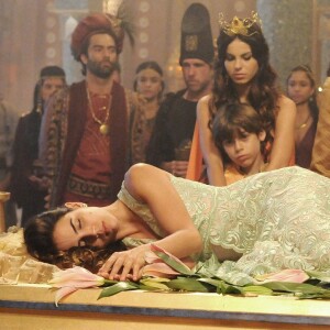 Após o assassinato, o corpo de Kassaia (Pérola Faria) é velado no palácio da Babilônia, na novela 'O Rico e Lázaro'