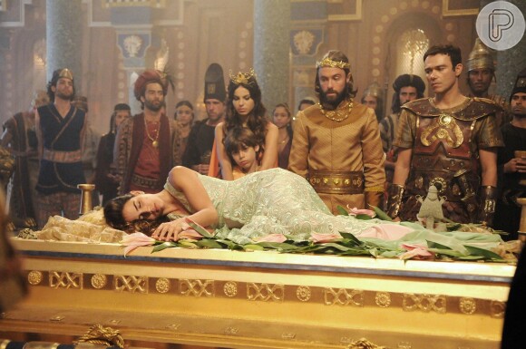 Após o assassinato, o corpo de Kassaia (Pérola Faria) é velado no palácio da Babilônia, na novela 'O Rico e Lázaro'