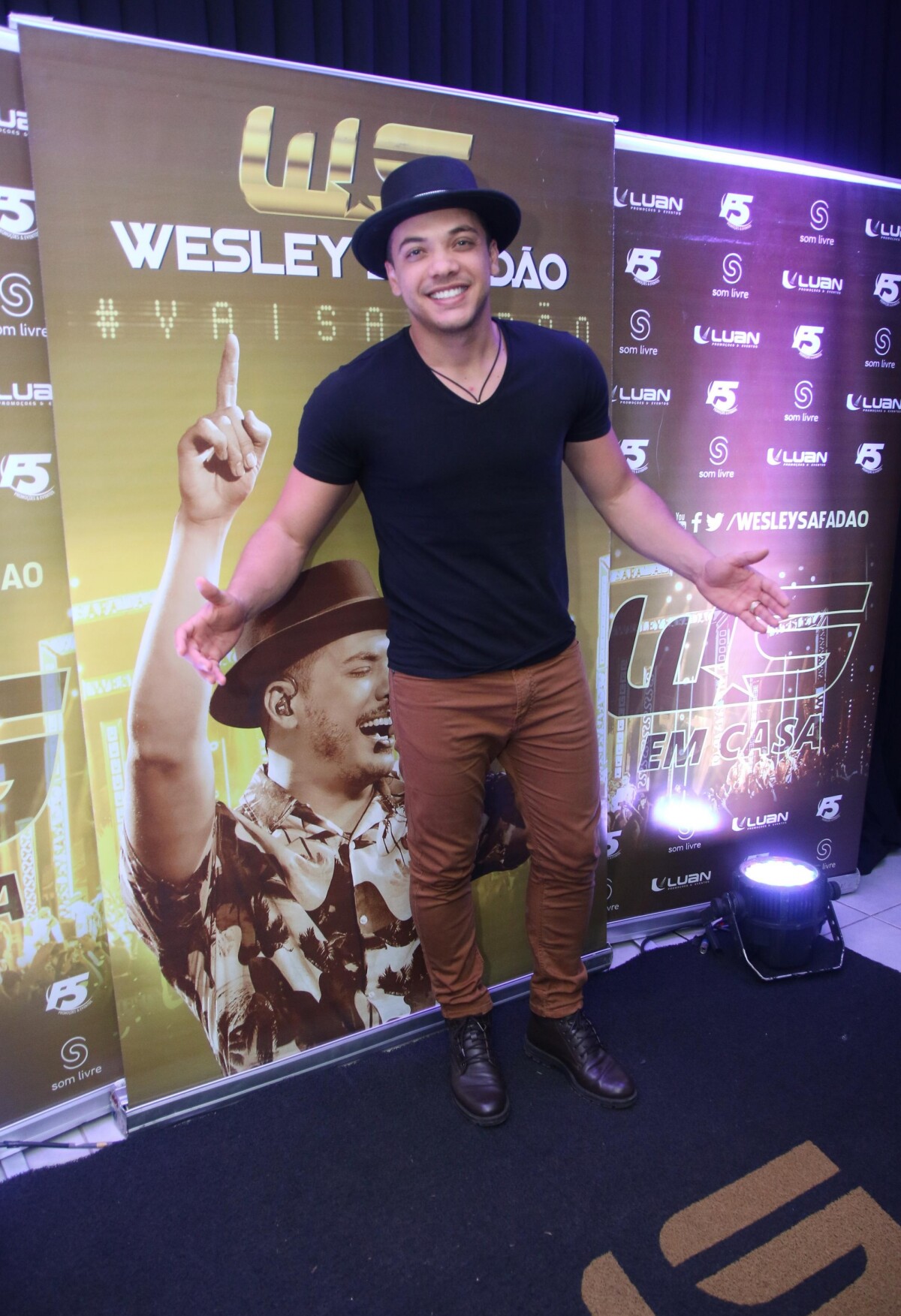 Wesley Safadão é tietado pelos filhos no São João de Caruaru e Ysis prova  já ser uma fashionista! Confira: Fotos - Purepeople