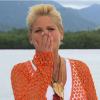 Xuxa grava chamadas pra Globo Internacional com o pé imobilizado