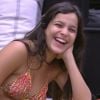 Emilly revela aos participantes do 'Big Brother Brasil 17' que já se relacionou com outra mulher: 'Uma amiga minha'
