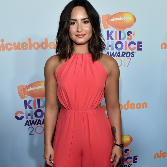 Demi Lovato atualmente namora o lutador de MMA Guilherme 'Bomba'