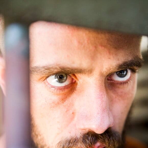 Obsessivo, César (Rafael Cardoso) decora trechos da bíblia, na novela 'Sol Nascente'