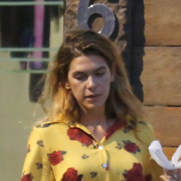 Cauã Reymond e namorada, Mariana Goldfarb, levam filha dele para natação nesta quinta-feira, dia 16 de março de 2017