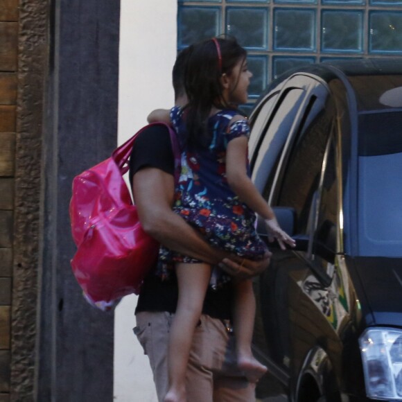 Cauã Reymond saiu sozinho da escola de natação, levando a herdeira no colo