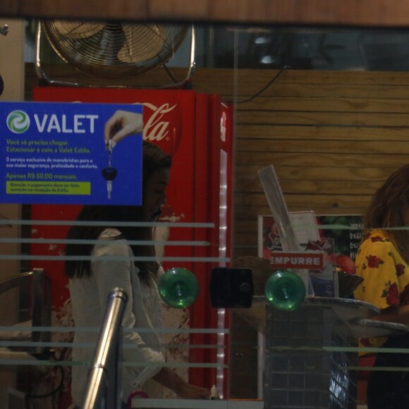 Cauã Reymond e namorada, Mariana Goldfarb, levam filha dele para natação nesta quinta-feira, dia 16 de março de 2017