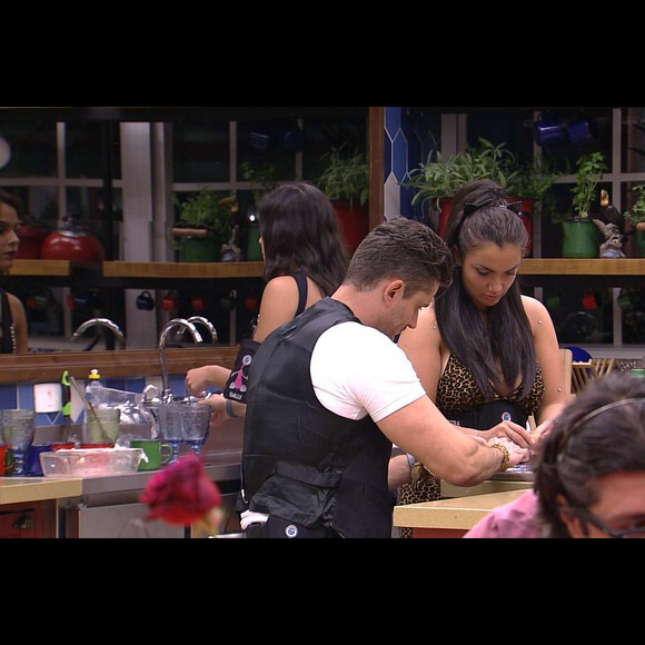 Emilly reclamou da aproximação de Elettra Lamborghini e Marcos: 'Deixa ela'