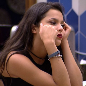 No 'BBB17', Marcos pede tempo à Emilly, propõe amizade e sister chora: 'Monstro'