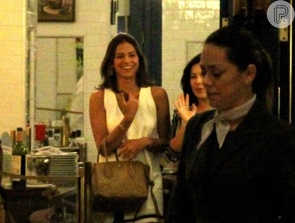 Bruna Marquezine também repetiu a mesma bolsa usada em jantar com Thiaguinho e Fernanda Souza