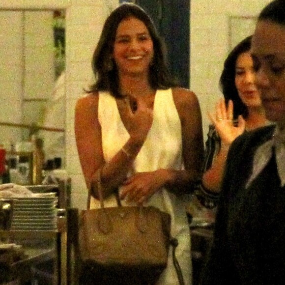 Bruna Marquezine também repetiu a mesma bolsa usada em jantar com Thiaguinho e Fernanda Souza