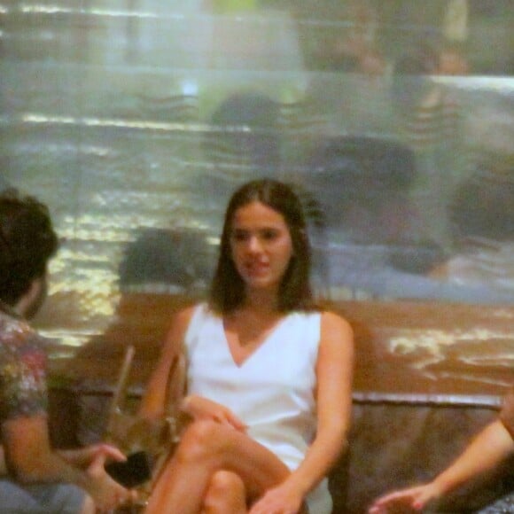 Bruna Marquezine foi ao Shopping Village Mall, em São Conrado, na Zona Sul do Rio de Janeiro na companhia de seus assessores