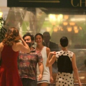 Bruna Marquezine se encontrou com Claudia Raia no Shopping Village Mall, na noite desta quinta-feira, 16 de março de 2017