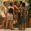 Claudia Raia estava reunida com parte do elenco 'A Lei de Amor' em um jantar no Shopping Village Mall