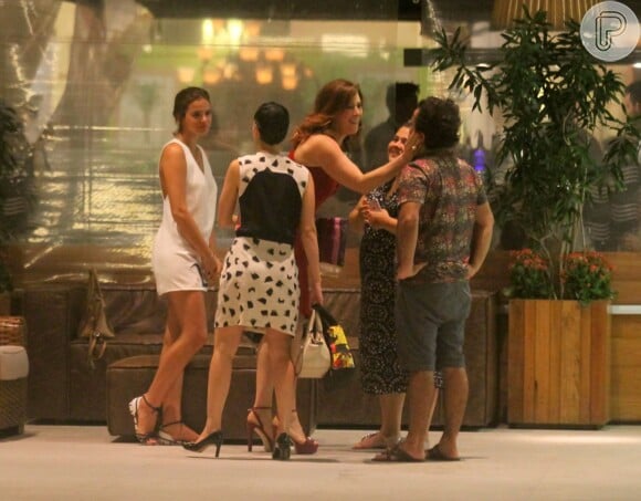 Claudia Raia estava reunida com parte do elenco 'A Lei de Amor' em um jantar no Shopping Village Mall