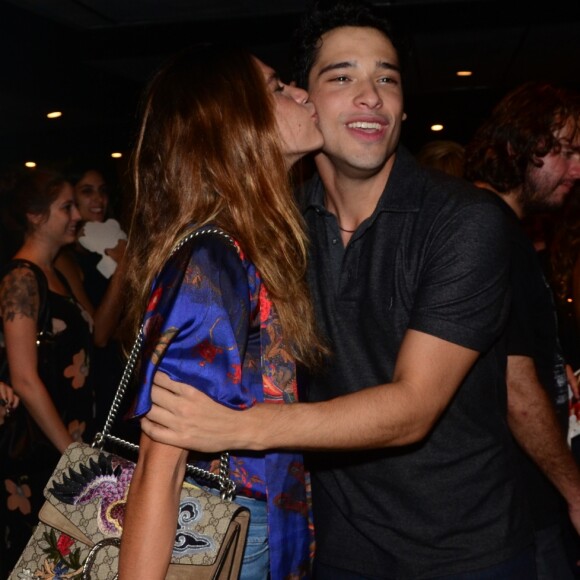 Bruno Fagundes ganha beijo no rosto da amiga Mariana Goldfarb