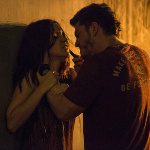 Júlia (Nathalia Dill) é confundida com Lorena (Nathalia Dill) por Alex (Caio Paduan) e constata que o vilão não morreu, como ela já havia afirmado, no capítulo que vai ao ar quarta-feira, dia 29 de março de 2017, na novela 'Rock Story'