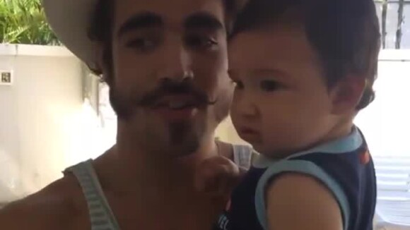 Caio Castro surgiu brincando com o filho de Antonia Fontenelle, Salvadore, em vídeo publicado no Stories da atriz, em 17 de março de 2017