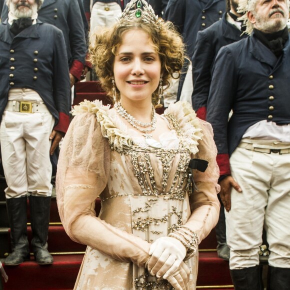 Nos bastidores da novela 'Novo Mundo', Letícia Colin leva de 1h30 a 2h para se transformar em Leopoldina, sua personagem na trama