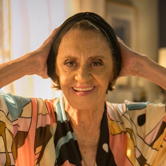 Após passagem de sete anos Sinhá (Laura Cardoso) volta ao Brasil para sequestrar o filho de Alice (Giovanna Antonelli) e Mario (Bruno Gagliasso), na novela 'Sol Nascente', que termina na terça-feira, 21 de março de 2017