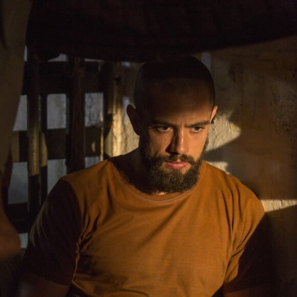 César (Rafael Cardoso) impede Sinhá (Laura Cardoso) de sequestrar o filho de Alice (Giovanna Antonelli) e Mario (Bruno Gagliasso) na novela 'Sol Nascente'