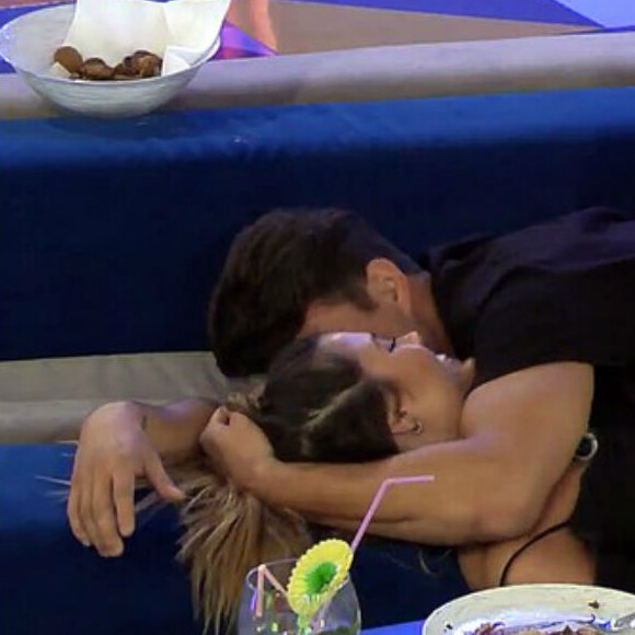 Ex-BBB Antônio e Alyson Eckmann, participante do 'Gran Hermano VIP', trocaram carinhos no reality show espanhol